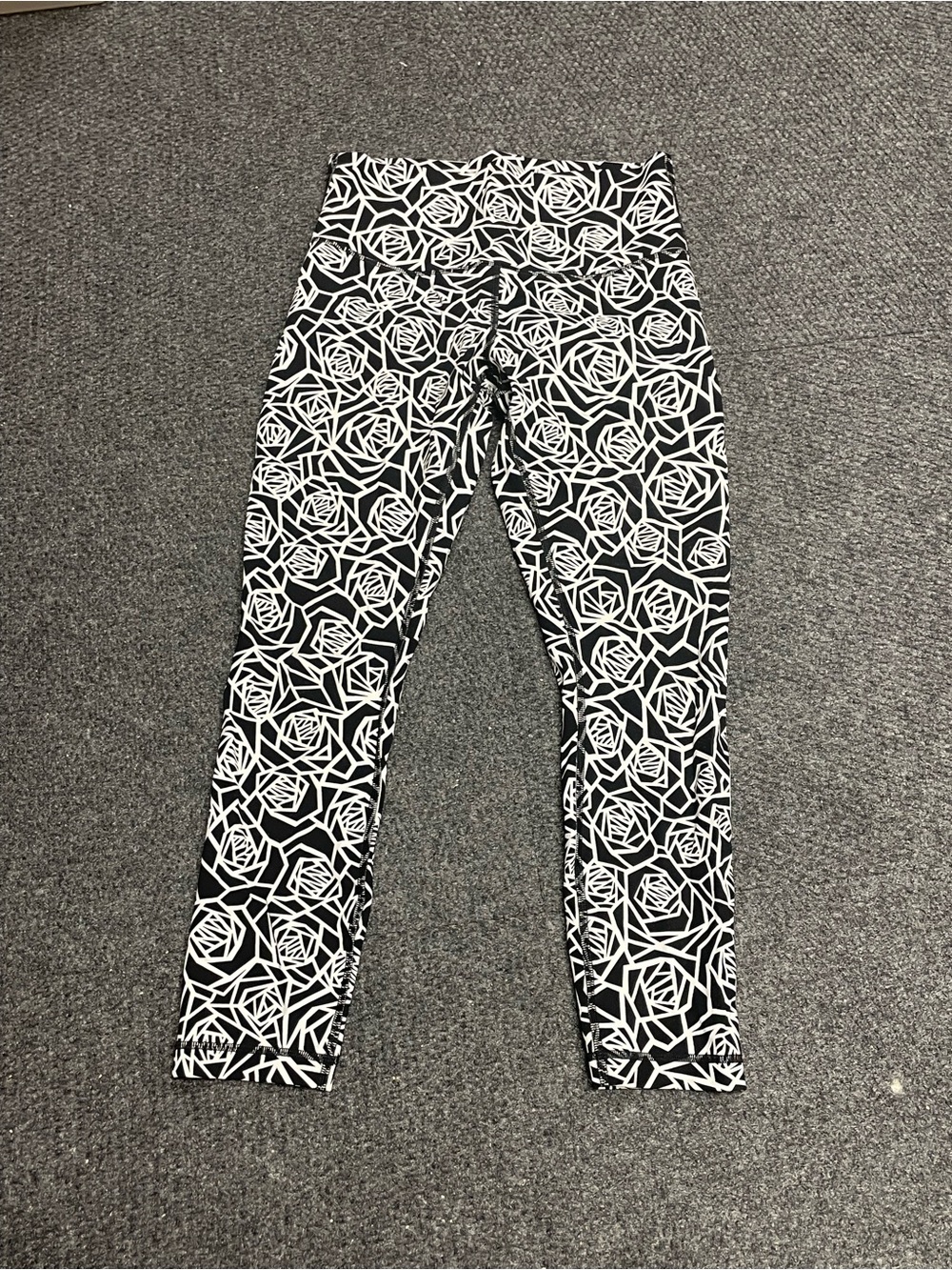 Lululemon black and white rose leggings size 8